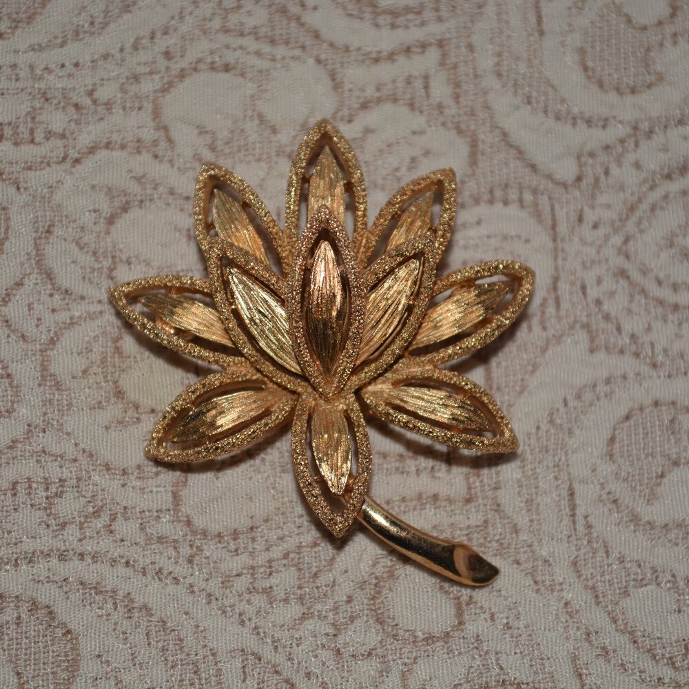 Vintage Brushed Gold Daisy Flower Brooch Pin